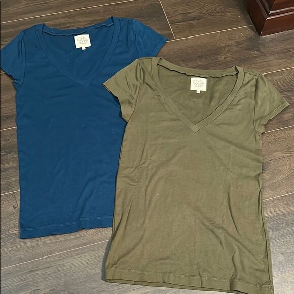 NWOT - Chaser V-Neck Tees - Size Medium - Picture 1 of 8